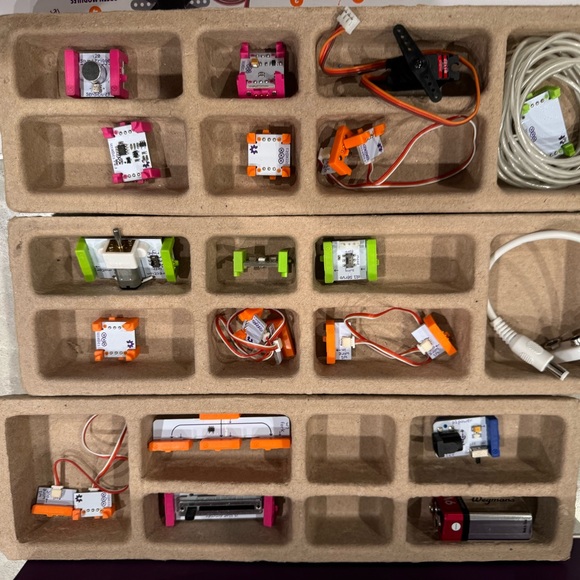 Little Bits Deluxe Circuit Kit and STEM Toy Ages 8+ - Picture 5 of 16